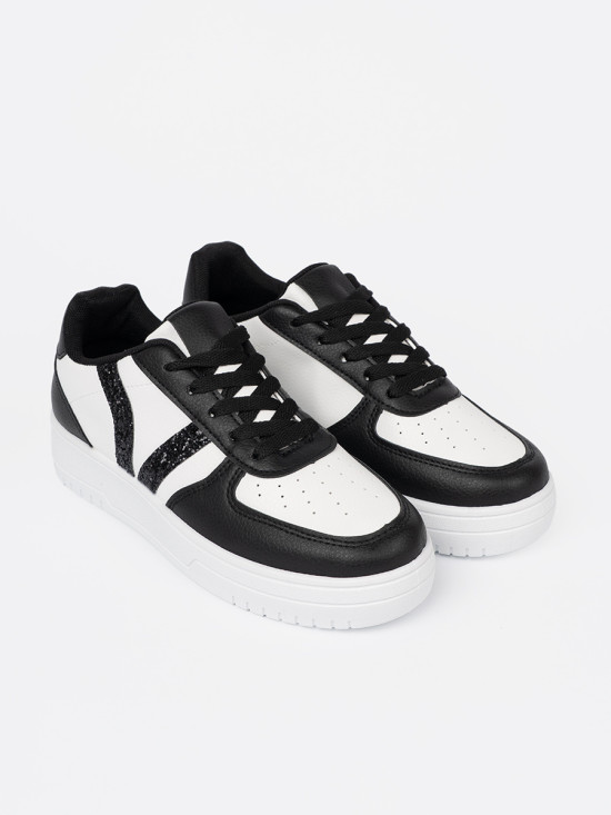 Sneakersi stilati alb-negru cu detalii strălucitoare
