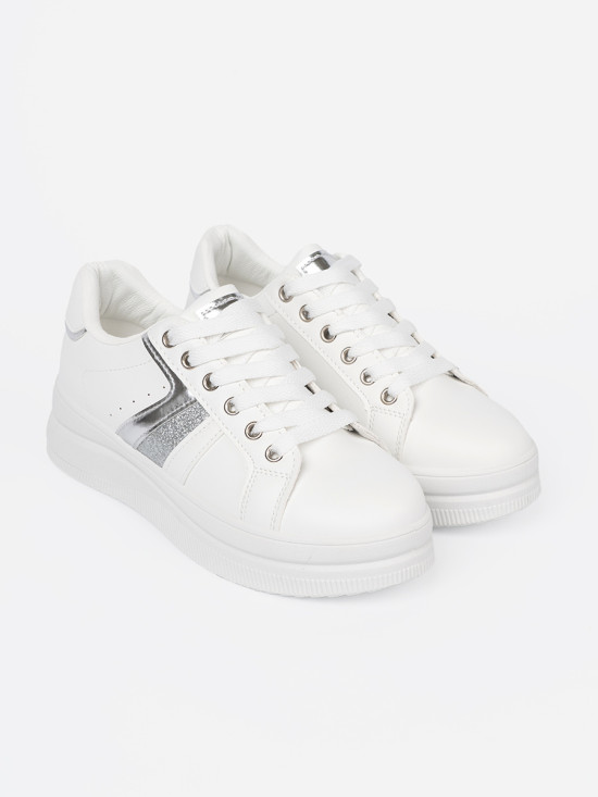 Sneakersi albi cu accent metalic argintiu