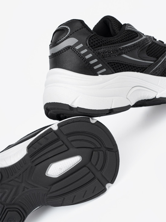 Sneakers negri cu plasă și talpă albă