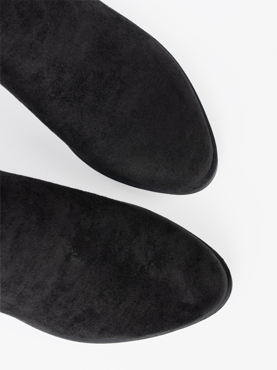 Botine negre cu decupaje