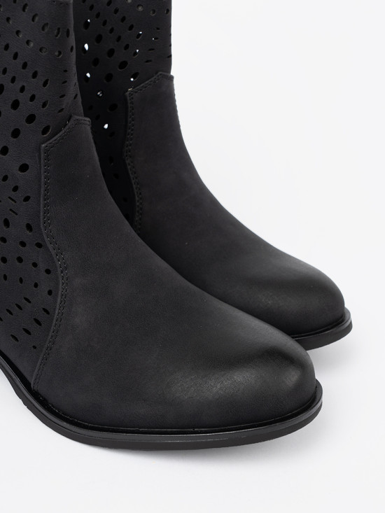Botine negre cu model perforat
