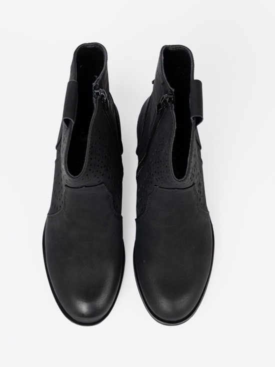 Botine negre cu model perforat