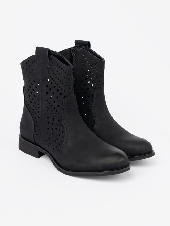 Botine negre cu model perforat