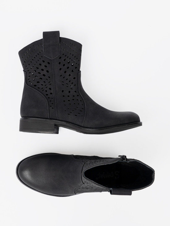 Botine negre cu model perforat