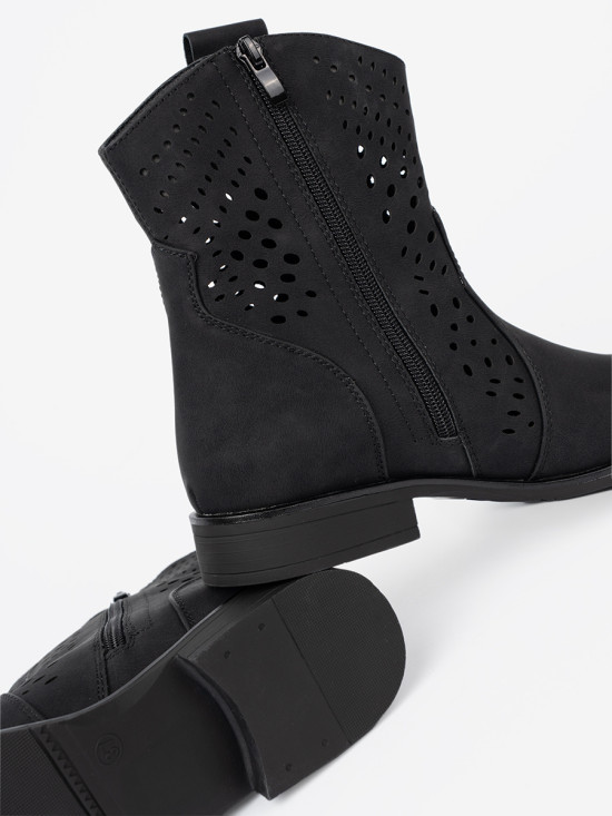 Botine negre cu model perforat