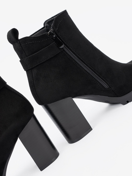 Botine negre cu toc bloc și cataramă decorativă
