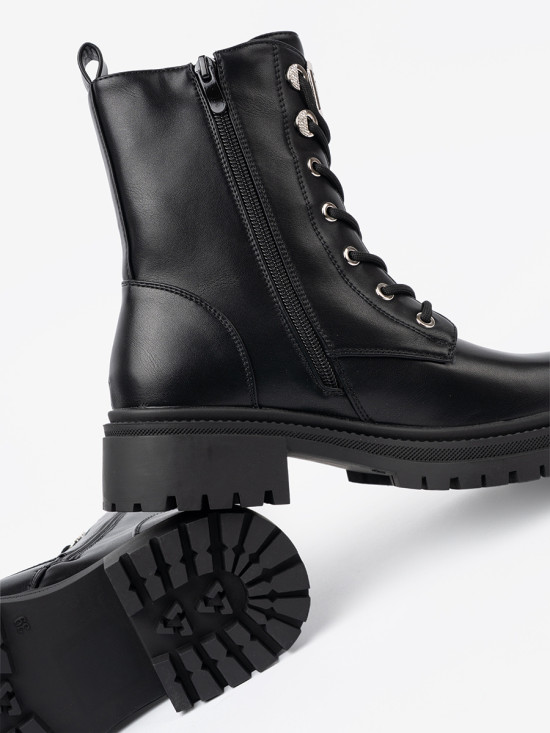 Botine negre cu șireturi și decor metalic