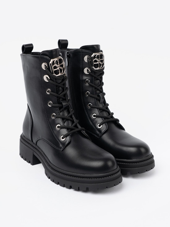 Botine negre cu șireturi și decor metalic
