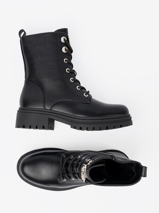 Botine negre cu șireturi și decor metalic