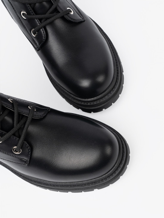 Botine negre cu șireturi și decor metalic
