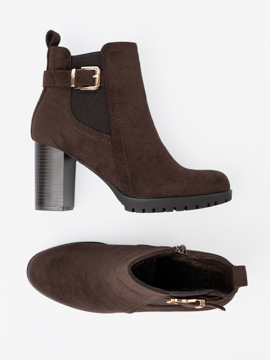 Botine maro cu toc și cataramă decorativă