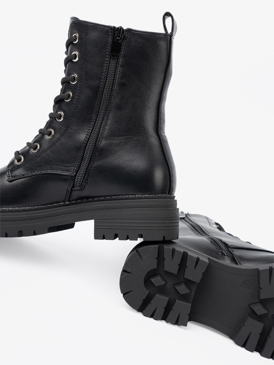 Botine negre stilate cu detalii metalice