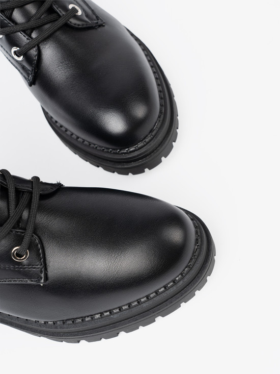 Botine negre stilate cu detalii metalice