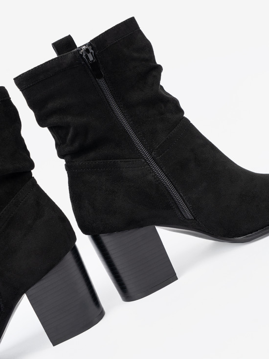 Botine negre din suede cu toc bloc și guler plisat