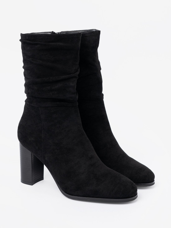 Botine negre cu toc și guler plisat