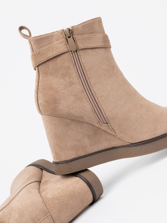 Botine bej cu toc wedge și cataramă decorativă