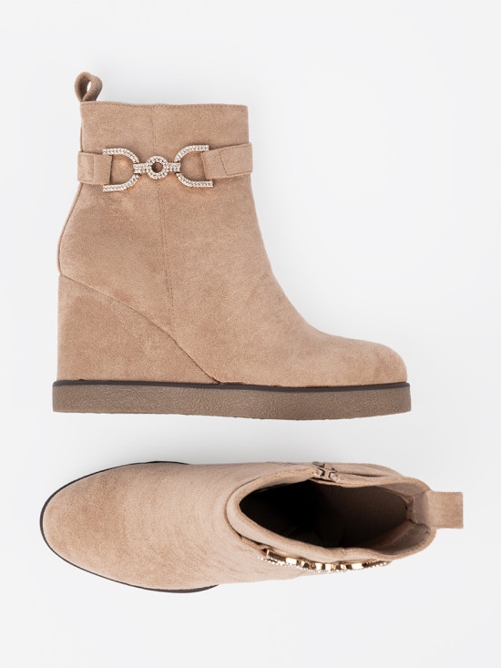 Botine bej cu toc wedge și cataramă decorativă