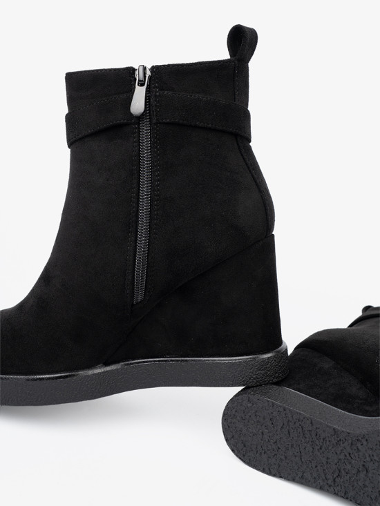 Botine negre din imitație de zăms cu cataramă elegantă
