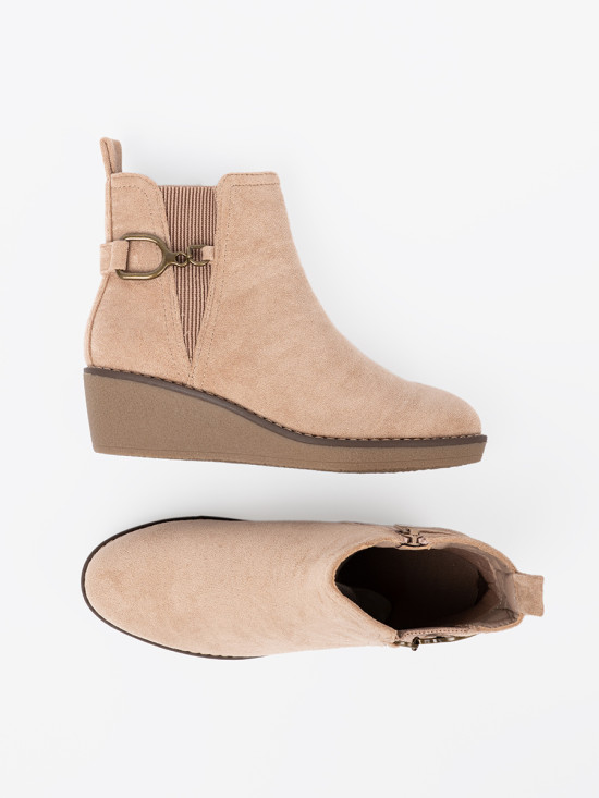 Botine bej pe toc mic și confortabil
