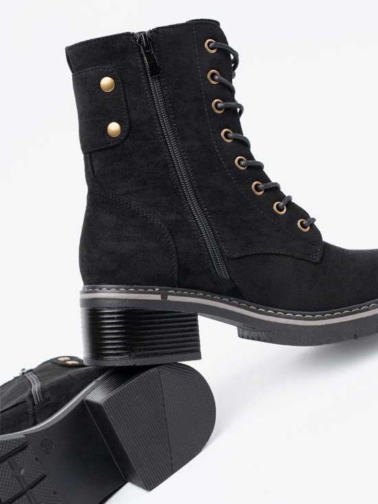 Botine negre cu șireturi și talpă groasă
