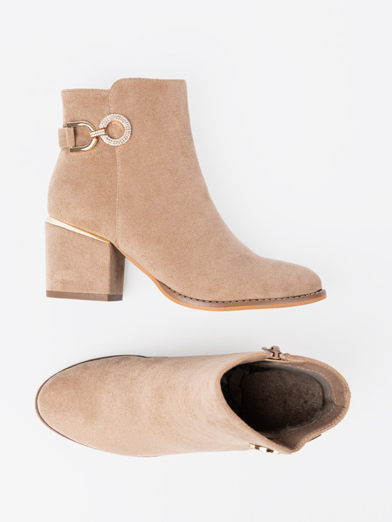 Botine elegante bej cu cataramă decorativă