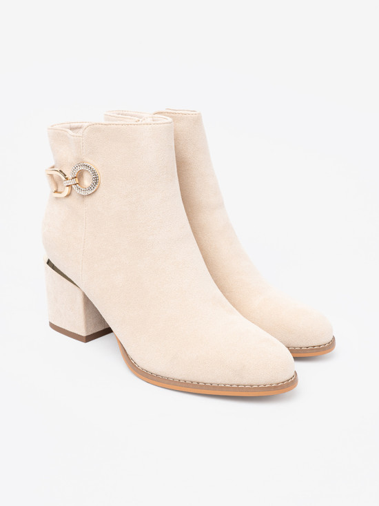 Botine bej deschis cu toc și cataramă decorativă