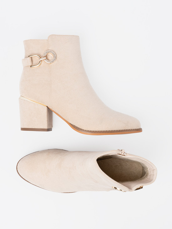 Botine bej deschis cu toc și cataramă decorativă