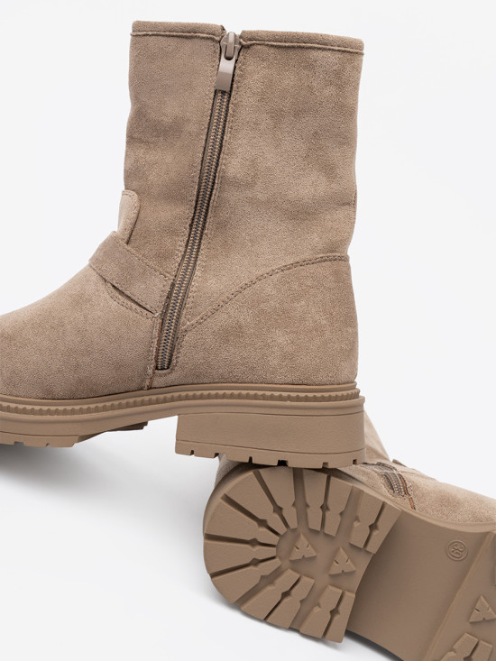 Botine bej din velur cu catarame decorative