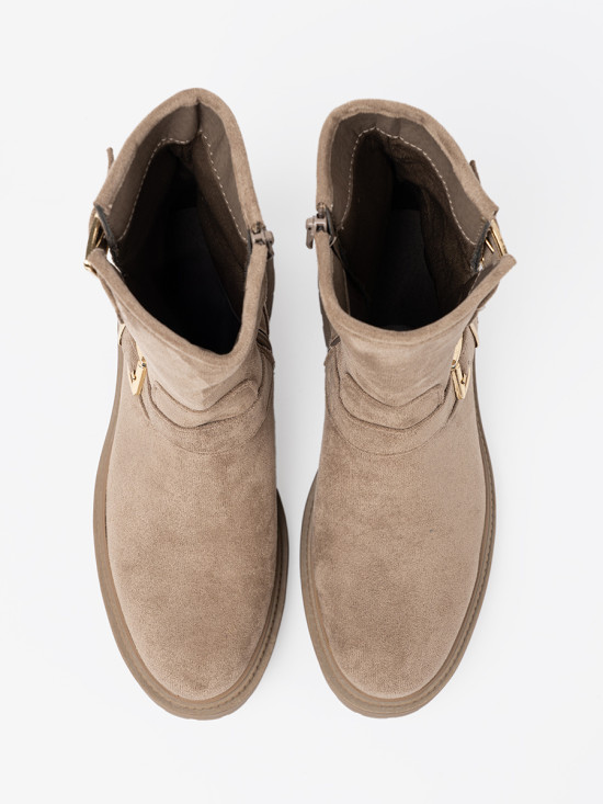 Botine bej din velur cu catarame decorative