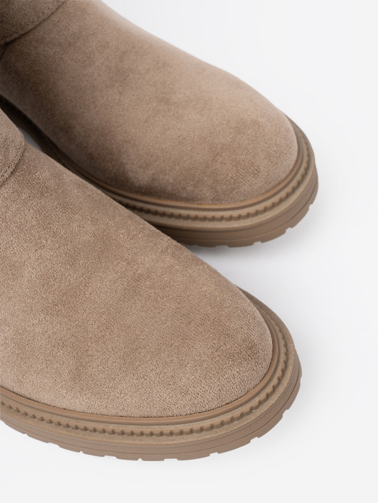 Botine bej din velur cu catarame decorative