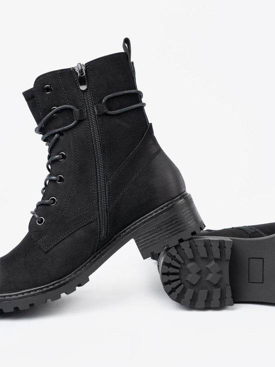 Botine negre la modă cu șnur decorativ