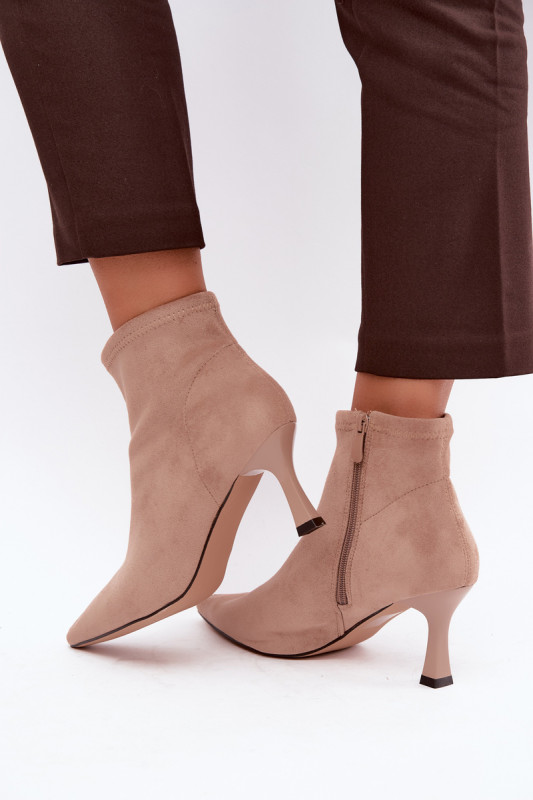 Ghete bej cu toc subțire și cusătură decorativă