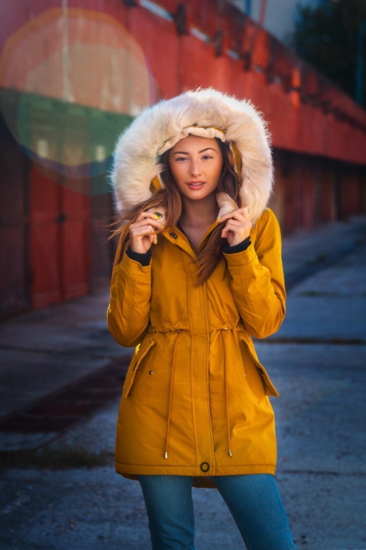 Parka galbenă cu căptușeală călduroasă