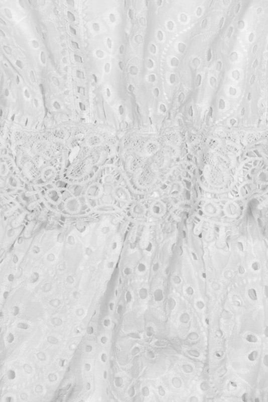 Rochie cu broderie perforată albă