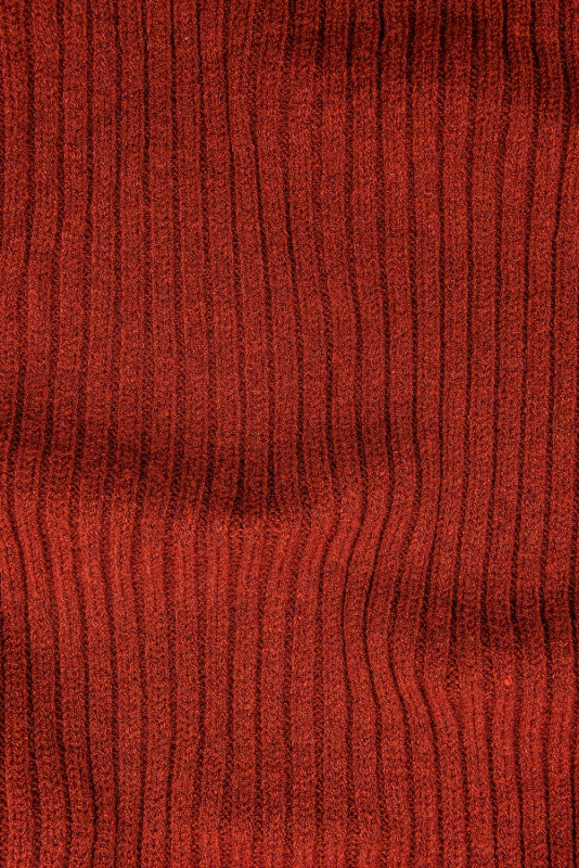 Rochie teracotă din tricot cu guler înalt
