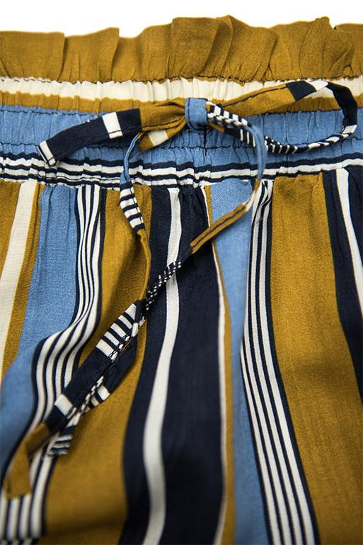 Pantaloni scurți kaki-albastru cu dungi și dantelă