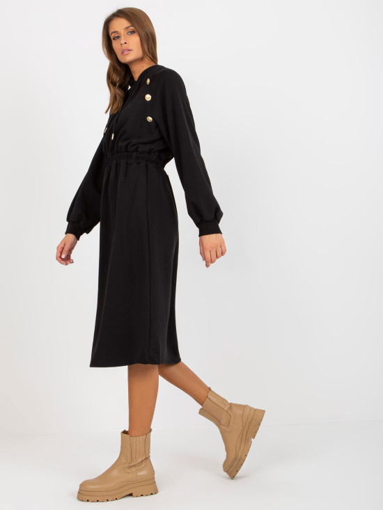 Rochie neagră cu glugă și fustă evazată