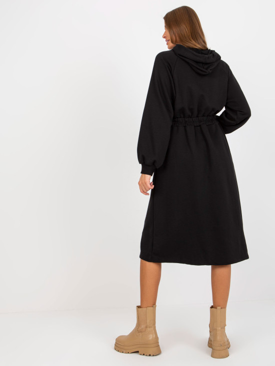 Rochie neagră cu glugă și fustă evazată