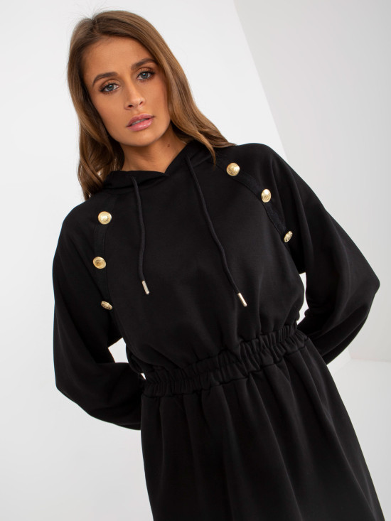 Rochie neagră cu glugă și fustă evazată