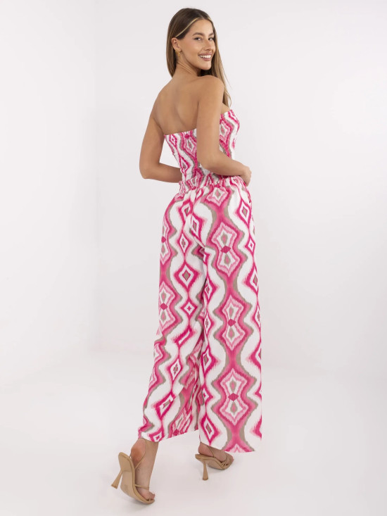 Salopetă alb-roz cu model geometric