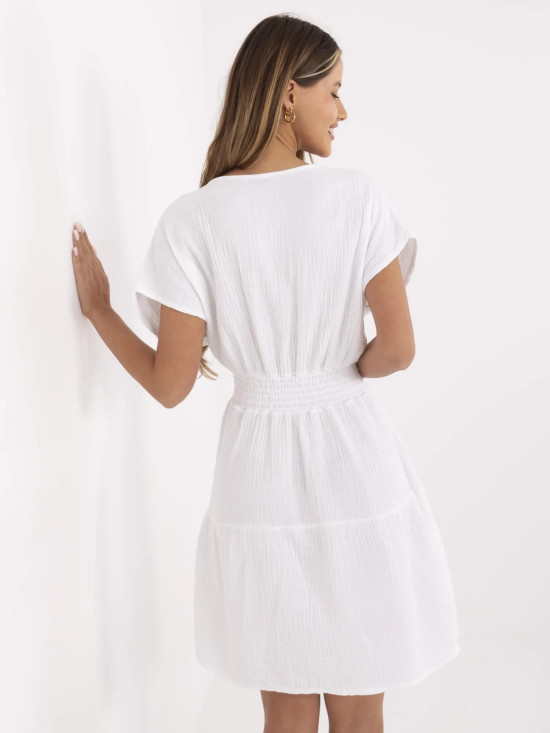 Rochie albă evazată cu mâneci scurte