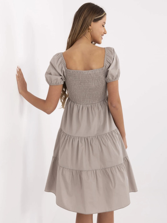 Rochie bej cu fustă evazată și mâneci scurte