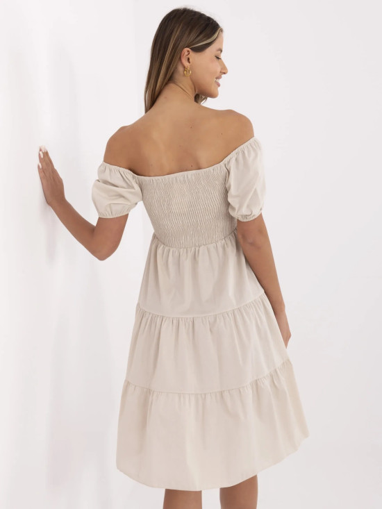 Rochie bej cu fustă evazată și mâneci scurte
