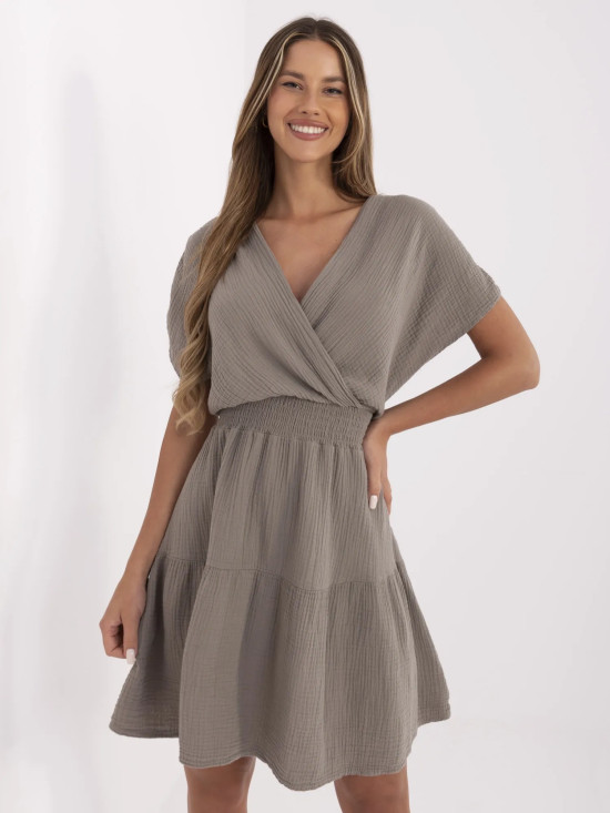 Rochie bej cu fustă evazată și mâneci scurte
