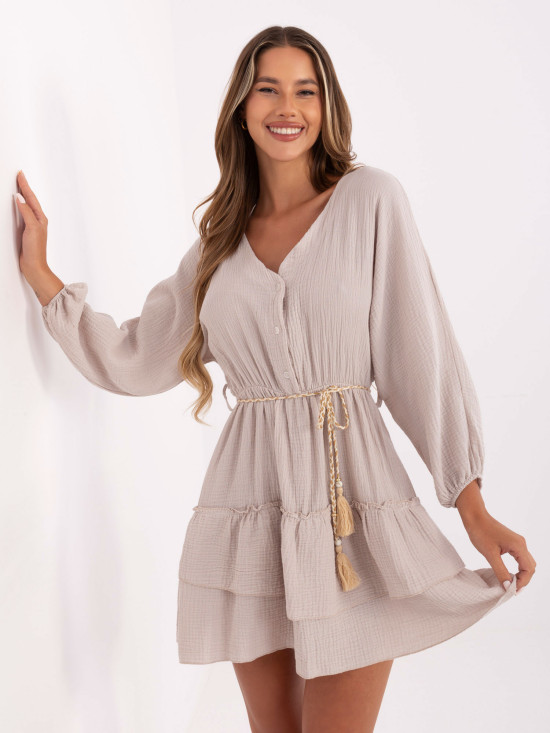 Rochie bej cu fustă evazată și mâneci lungi