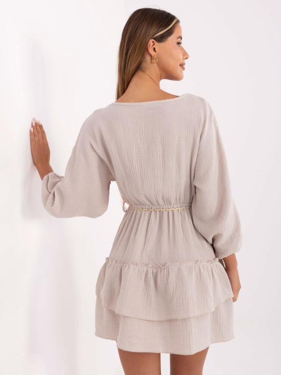 Rochie bej cu fustă evazată și mâneci lungi
