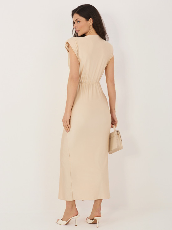 Rochie midi elegantă bej cu decolteu petrecut și drapaje