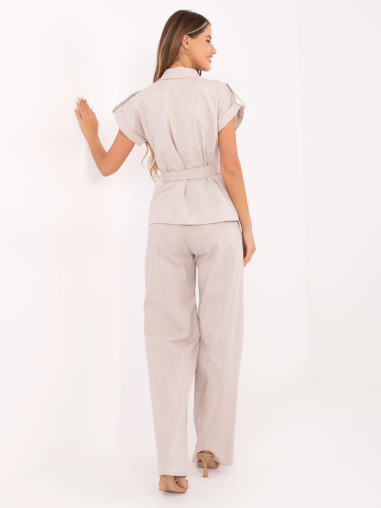 Compleu bej cu cămașă și pantaloni
