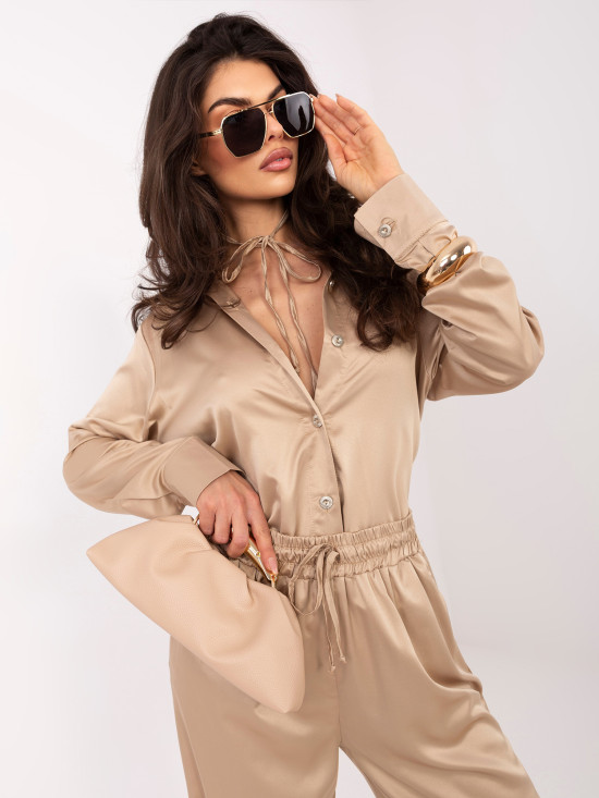 Set bej cămașă și pantaloni cu curea