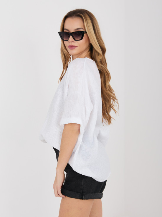 Bluză albă cu decolteu în V și material texturat